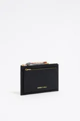 Cartera negra de estructura blanda con cierre de cremallera y tirador de cordón. Presenta logo metálico dorado "BIMBA Y LOLA" en el frente, acabados metálicos dorados y tarjetero interior.