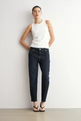 Jean cropped de corte recto y tiro medio en color azul oscuro, con diseño clásico de cinco bolsillos y trabillas para cinto.