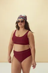 Bombacha de bikini tiro alto color negro, con detalle de calado horizontal en la cintura.