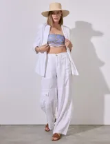 Blazer color beige de lino con cuello con solapa, bolsillos sastre y mangas fruncidas. Forro interno a tono.