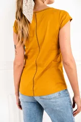 Remera negra de algodón peinado con escote en V y detalle calado en el borde.