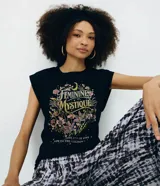 Blusa muscle de algodón negro con hombros estructurados y estampa frontal 'Feminine Mystique' con motivos florales, luna y mariposa.