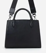 Cartera tipo satchel de tamaño mediano, confeccionada en poliuretano con acabado liso. Presenta una estructura rectangular, doble asa de mano fija y una correa larga ajustable y extraíble. Cuenta con cierre superior y herrajes metálicos.