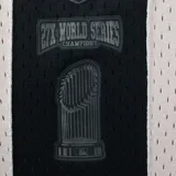 Short deportivo negro de tela de red, con cintura elástica ajustable con cordón. Estampado con el nombre "New York" en letras grandes y el logo de los Yankees.
