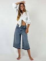 Bermuda de jean celeste con corte ancho y ruedo desflecado.