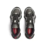 Championes de trekking y senderismo Merrell Speedarc Matis, de color verde militar con detalles en gris, rojo y negro, con sistema de cordones elásticos y suela chunky de diseño ondulado.