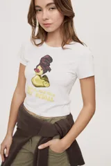Remera blanca de manga corta, con estampa frontal de un pato de hule con turbante y labios pintados, acompañada de la frase "In all else fails, denial".