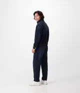 Campera de jean de corte boxy y color azul oscuro, con cuello alto, cierre frontal oculto con botones a presión y bolsillos laterales. Diseño de Blue Steel.