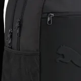 Mochila Puma Buzz de 28 litros, color negro, con compartimentos principales con cierre, bolsillo frontal con cierre, bolsillos laterales de red y logo de la marca en relieve.