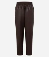 Pantalón zanahoria de cuero sintético color marrón, con cintura alta elástica ajustable con cordón.
