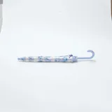 Paraguas transparente con estampado de Stitch y borde celeste. Mango curvo celeste.