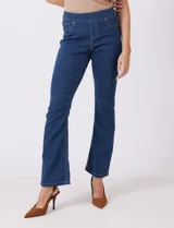 Jegging de tiro medio-alto con cintura elástica, bolsillos delanteros simulados y bolsillos traseros aplicados. Presenta un corte entallado con terminación bootcut.