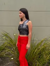 Top asimétrico plateado de crepé foil, con un solo hombro y cruce en el frente que se extiende hacia la espalda.