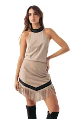 Top halter de gamuza ovina color crudo con cuello alto trenzado en cuero negro y detalles a contratono.