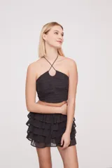 Top gris oscuro con cuello halter, fruncido y con pequeñas tachas.