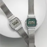 Reloj digital Casio modelo A158WEM-7DF con caja de 33mm y malla de acero inoxidable tipo milanesa. Presenta un diseño vintage con esfera gris, funciones de cronómetro, alarma y calendario automático.