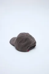 Gorra clásica color bordó con efecto lavado, pespuntes blancos y bordado frontal con texto "UNFRM CLUB 1956".