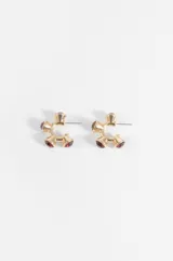 Aros tipo argolla pequeña de metal dorado con diseño geométrico y aplicaciones de piedras rojas facetadas.