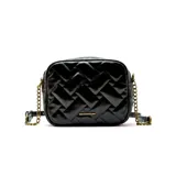 Bandolera Korium Malu negra, de diseño rectangular con patrón capitoné geométrico acolchado. Cuenta con una correa combinada de cadena metálica dorada y tira de cuero, cierre superior y detalle de placa metálica con el logo de la marca en el frente.