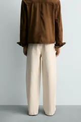 Pantalón relaxed fit color rosado, confeccionado en tejido de algodón con efecto lavado. Presenta pliegues frontales, bolsillos delanteros y bolsillos traseros de vivo. Cierre frontal con cremallera y botón.