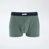 Pack de tres bóxers de algodón con cintura elástica en contraste. Incluye un modelo liso en color verde, un modelo con estampado geométrico y un modelo con estampado de puntos pequeños.