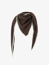 Pañuelo de formato triangular en color marrón, confeccionado en tejido suave con terminaciones bordeadas en hilo blanco con diseño de ondas.