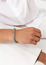 Pulsera plateada de acero quirúrgico hipoalergénico con eslabones dobles.