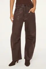 Pantalón balloon de denim marrón con acabado efecto gastado, tiro alto, diseño de cinco bolsillos y corte amplio de calce relajado.