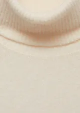 Vestido corto de punto con cuello alto y manga larga, de diseño recto y corte minimalista.