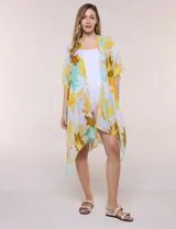 Kimono de gasa ligera con estampado floral en tonos amarillos, celestes, blancos y marrones, de manga corta amplia y diseño abierto con detalle de borlas en el ruedo asimétrico.