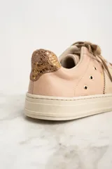 Zapatillas bajas Lemon Jelly color rosa pálido, confeccionadas en cuero con detalles en gamuza color beige y aplique de cuero con textura de reptil en el talón.