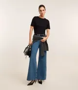 Blusa básica color mostaza, con escote redondo y manga corta.