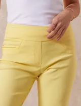 Bermuda color beige de gabardina elastizada, marca Ruby Rd. Tiene pretina ancha elastizada, bolsillos simulados en la parte delantera y bolsillos aplicados en la parte trasera.