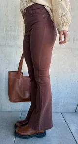 Jean semi oxford color chocolate con lycra.