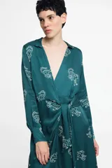 Vestido largo camisero de seda viscosa color verde petróleo con estampado de tigres blancos.