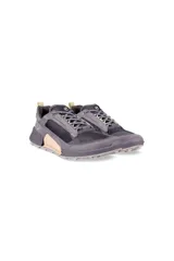 Championes Ecco Biom 2.1 X Mountain, color gris con detalles en negro y suela color crema.