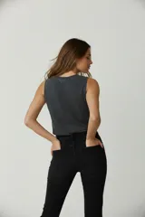 Musculosa de algodón color terracota, con cuello redondo a la base y estampa frontal con diseño de guitarra, alas y texto Rock & Roll 1974 en color dorado.