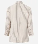 Blazer de poliéster color crudo con rayas verticales finas en marrón. Tiene cuello con solapas peaked, bolsillos delanteros y mangas largas con botón para arremangar. Sin forro.