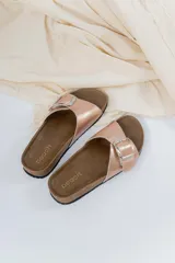Sandalias tipo Birkenstock color rosa metalizado, con hebilla plateada ajustable y plantilla anatómica.