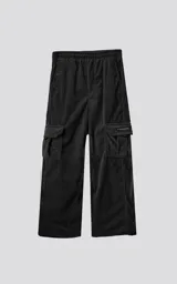 Pantalón cargo de pana negra, corte ancho y tiro alto con elástico en la cintura. Presenta bolsillos cargo amplios a los lados de las piernas, uno de ellos con un pequeño detalle de etiqueta o cierre.
