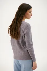 Sweater azul marino de tejido de punto acanalado con escote en V y mangas largas.