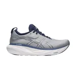 Championes de running Asics modelo Gel-Nimbus 25, color gris con detalles en azul marino y suela blanca. Incorporan tecnología PureGEL y espuma FF BLAST PLUS ECO para una amortiguación superior, con un diseño de parte superior y cuello optimizado para un ajuste cómodo.