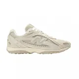 Championes urbanos New Balance modelo 204L, color beige, con diseño de paneles en malla y gamuza, logo N característico en los laterales y suela de goma texturizada.