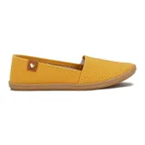 Zapatilla casual Moleca para mujer, tipo alpargata baja de color amarillo, con perforaciones en toda la capellada para mayor ventilación, suela texturizada tipo yute y detalle de aplique marrón con un corazón metálico en el talón.