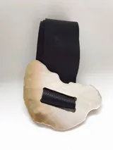 Faja de cuero negro con hebilla grande de nácar irregular.