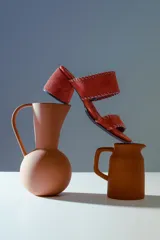 Sandalias tipo mule de taco medio, confeccionadas en cuero gamuzado color terracota. Presentan dos tiras anchas con detalles de costuras pespunteadas en los bordes y taco cuadrado estable.