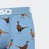 Calzoncillos bóxer de hombre con estampado de faisanes sobre fondo celeste. Cuenta con entrepierna de 7 pulgadas, bolsa MicroMesh sellada y transpirable, estiramiento en cuatro direcciones y costuras planas.