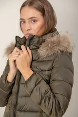 Campera puffer de nylon con diseño capitoneado, cierre frontal, capucha fija con borde de piel sintética y corte a la cadera.