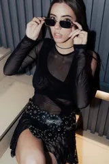 Body negro de tul con diseño asimétrico.