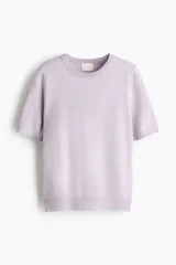 Remera de manga corta en punto fino color lila, con cuello redondo, puños y bajo en punto acanalado.